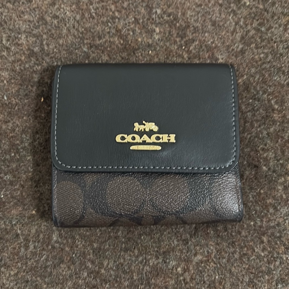 Coach Signature Small Medium Trifold Wallet Like New